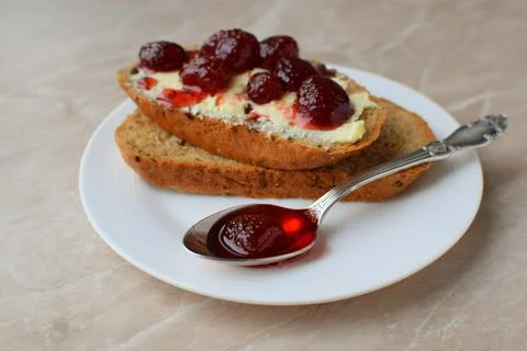 Bread with strawberry jam Stock-Fotos
