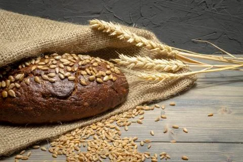 Bread with sunflowers on rustic wooden table Foto stock