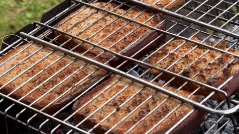 Bread toasting on grill 库存影片 338180174