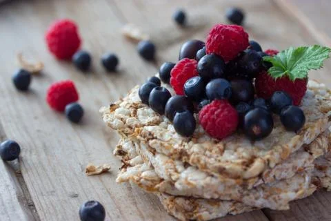 Bread topped with fresh fruit Foto stock