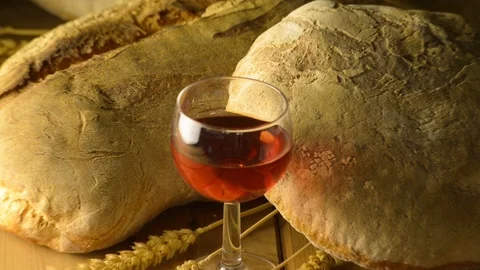 Bread on the wooden table Video stock 89490009