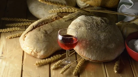 Bread on the wooden table Video stock 89490010