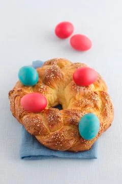 A bread wreath with Easter eggs Stock Photos