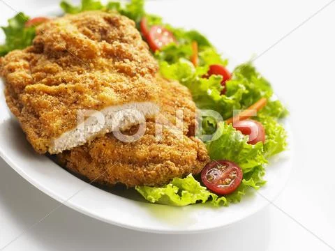 Breaded chicken breast with salad Stock-Fotos