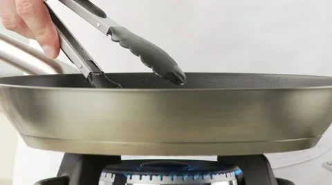 A breaded escalope being fried crispy in a pan Video stock 24636912