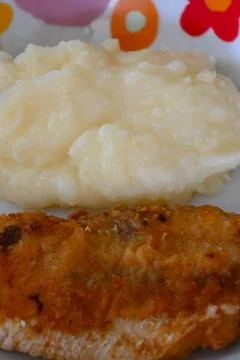 Breaded fish fillet with mashed potatoes close-up Fotos Stock
