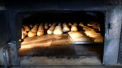 Breads baked in a bread oven, turkish bread oven, Vídeo Stock 103324779