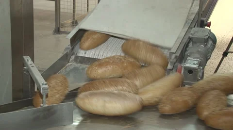 Bread's on converyer belt 库存影片 59895143