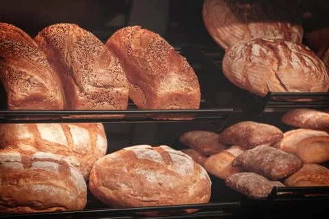 Breads on the shelf in the bakery Foto stock