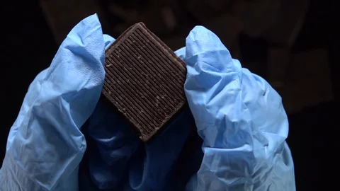 Break a bar of chocolate. Slow Motion 500fps 스톡 동영상 129187377