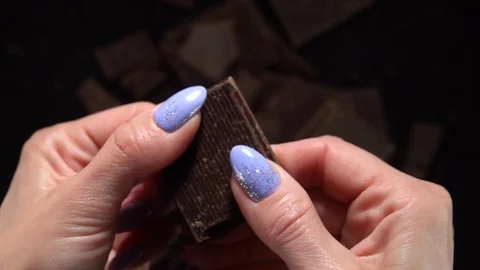 Break a bar of chocolate. Slow Motion 500fps 库存影片 129187706