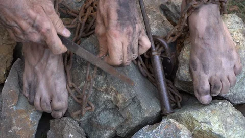 Break the chains. Vídeos de archivo 129538992