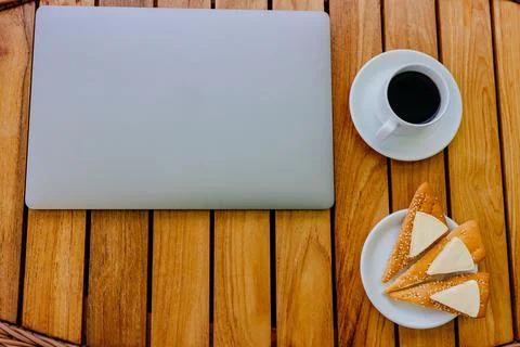 Break concept. Flat lay view of a workspace with a closed laptop on a table 库存照片