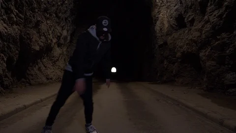 Break dance in dark tunnel Vídeos de archivo 107213930