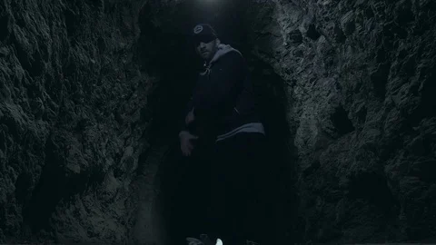 Break dance in dark tunnel 库存影片 107214480