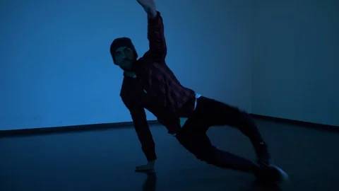 Break dance indoors on blue background 库存影片 118992119