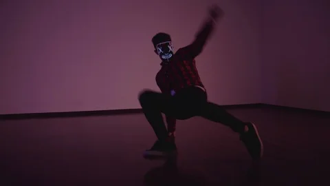 Break dance in mask on pink background Vidéo 119019527