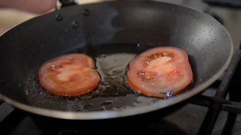 Break the egg into the pan Video stock 93386820