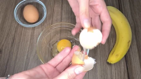 Break Eggs Into A Bowl 库存影片 171539312