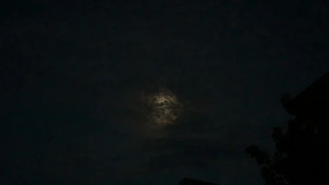 A Break in the Moonlit Clouds Vídeos de archivo 100696362