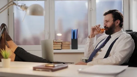 Break, relaxation at work, evening concept. Successful businessman puts his feet Vidéo 265945535
