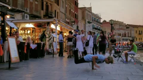 Breakdance in twilight Stockbeeldmateriaal 10862539