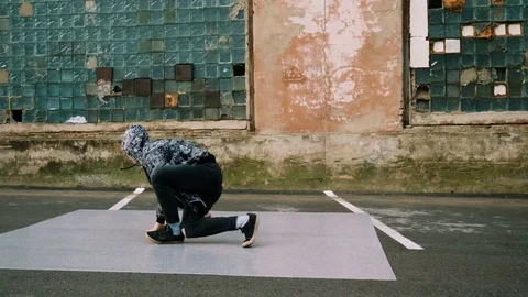 Breakdancer dancing on the street. 4K Stock-Footage 83533391