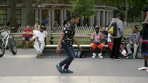 Breakdancer doing windmills on hands in Washington Square Park in NYC Vídeo Stock 55174583