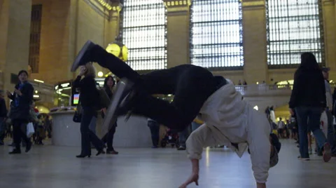 Breakdancer in Grand Central Station commuters traveling slow motion 4K NYC 스톡 동영상 49999042