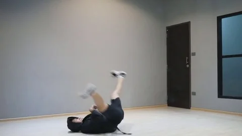 Breakdancer perform barrel windmill bboy powermove 2  Vidéo 80916682