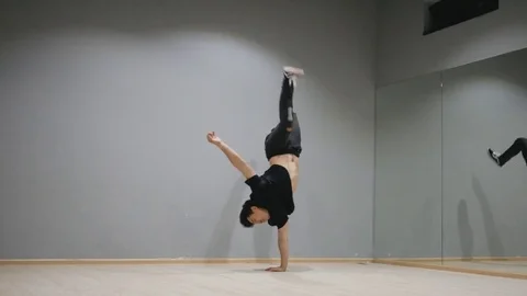 Breakdancer perform Bboy move "Handhop" Stock Footage