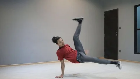 Breakdancer perform Bboy powermove "Flare" to " Airfare" combination  Vidéo 80916860