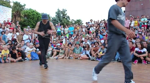 A breakdancer performing downrock. Vídeo Stock 52563595