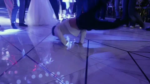 Breakdancer performing energetic moves at wedding reception Vidéo 294730923