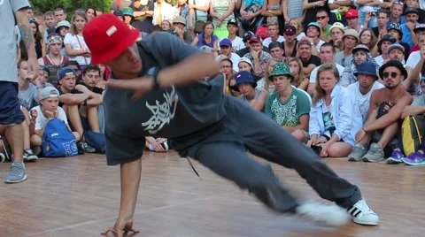 A breakdancer performing Footwork. Vídeo Stock 52541201