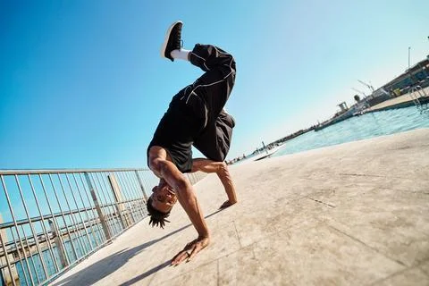 Breakdancer performing handstand freeze pose outdoors Stock-Fotos