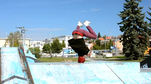 Breakdancer in the skate park Video stock 41845258