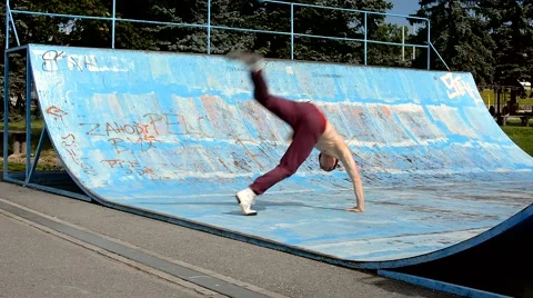 Breakdancer in the skate park Video stock 41845259