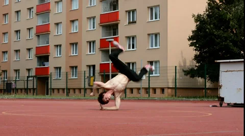 Breakdancer on the street 스톡 동영상 34642914