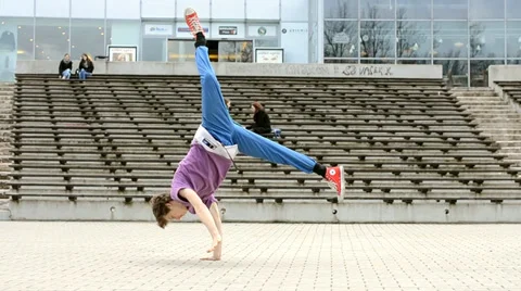 Breakdancer on the street Stock-Footage 34642922