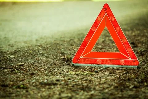 Breakdown of car. red warning triangle sign on road 库存照片