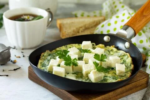 Breakfast background. Fried eggs with spinach, feta cheese. Foto stock