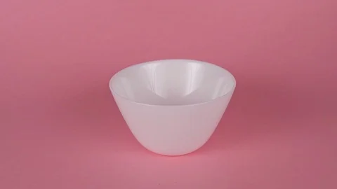 Breakfast cereal pours into a deep white plate Vidéo 126588636