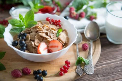 Breakfast Cereal, Table setting. Healthy tasty breakfast multigrain wholewheat Stock-Fotos