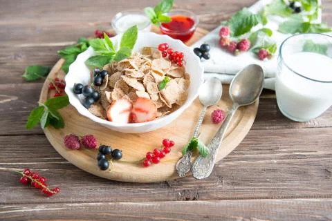 Breakfast Cereal, Table setting. Healthy tasty breakfast multigrain wholewheat Foto stock