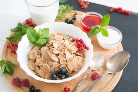 Breakfast Cereal, Table setting. Healthy tasty breakfast multigrain wholewheat Stock-Fotos