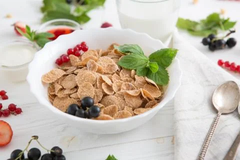 Breakfast Cereal, Table setting. Healthy tasty breakfast multigrain wholewheat Stock-Fotos