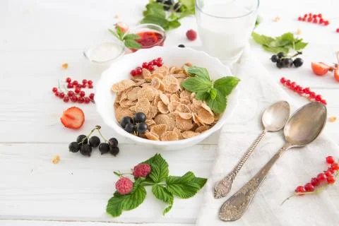 Breakfast Cereal, Table setting. Healthy tasty breakfast multigrain wholewheat Stock-Fotos