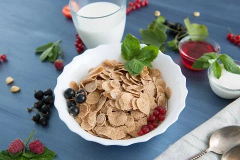Breakfast Cereal, Table setting. Healthy tasty breakfast multigrain wholewheat Stock-Fotos