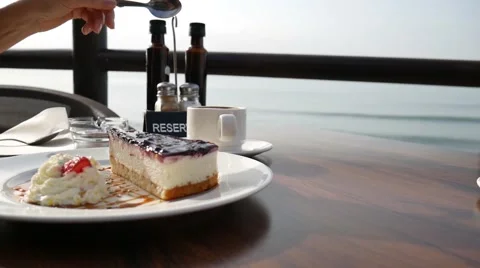 Breakfast with coffee and cake in the cafe on the beach..MP4 Vídeos de archivo 68954966